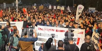 Στιγμιότυπο από διαμαρτυρία που οργανώθηκε κατά της μεταρρύθμισης για τη χρήση της μαντίλας στα λύκεια της κατεχόμενης Λευκωσίας (φωτ.: facebook/Havadis Gazetesi)