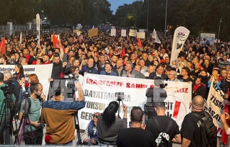 Στιγμιότυπο από διαμαρτυρία που οργανώθηκε κατά της μεταρρύθμισης για τη χρήση της μαντίλας στα λύκεια της κατεχόμενης Λευκωσίας (φωτ.: facebook/Havadis Gazetesi)
