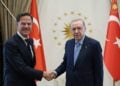 Από αριστερά, ο γενικός γραμματέας του ΝΑΤΟ Μαρκ Ρούτε με τον Τούρκο πρόεδρο Ρετζέπ Ταγίπ Ερντογάν στο προεδρικό μέγαρο της Άγκυρας (φωτ.: Γραφείο Τύπου της Τουρκικής Προεδρίας)