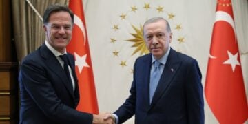 Από αριστερά, ο γενικός γραμματέας του ΝΑΤΟ Μαρκ Ρούτε με τον Τούρκο πρόεδρο Ρετζέπ Ταγίπ Ερντογάν στο προεδρικό μέγαρο της Άγκυρας (φωτ.: Γραφείο Τύπου της Τουρκικής Προεδρίας)