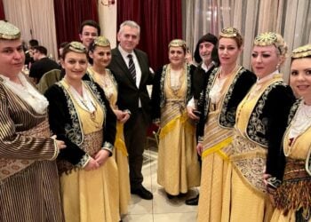 Ο Μάξιμος Χαρακόπουλος με μέλη της Ένωσης Ποντίων Ελασσόνας (φωτ.: Μάξιμος Χαρακόπουλος)