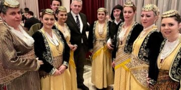 Ο Μάξιμος Χαρακόπουλος με μέλη της Ένωσης Ποντίων Ελασσόνας (φωτ.: Μάξιμος Χαρακόπουλος)