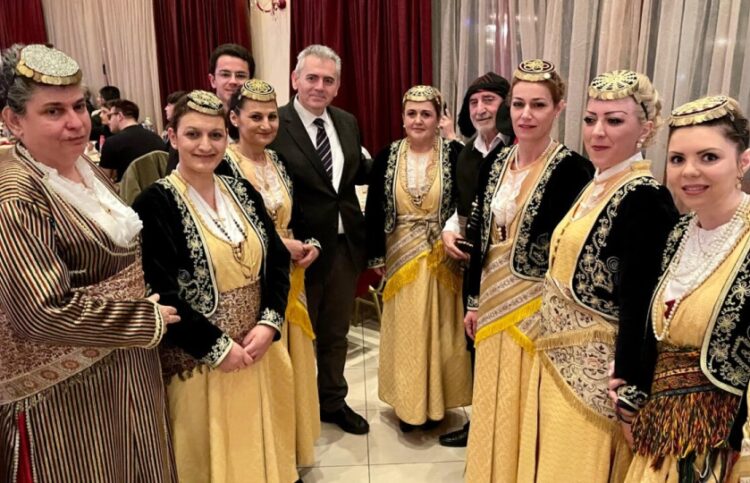 Ο Μάξιμος Χαρακόπουλος με μέλη της Ένωσης Ποντίων Ελασσόνας (φωτ.: Μάξιμος Χαρακόπουλος)