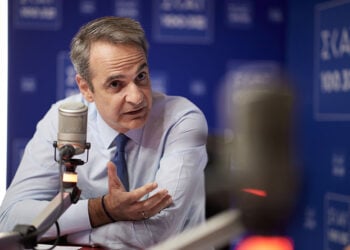 Ο Κυριάκος Μητσοτάκης παραχωρεί συνέντευξη στον ραδιοφωνικό σταθμό ΣΚΑΪ (φωτ.: Γραφείο Τύπου Πρωθυπουργού / Δημήτρης Παπαμήτσος)