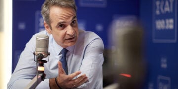 Ο Κυριάκος Μητσοτάκης παραχωρεί συνέντευξη στον ραδιοφωνικό σταθμό ΣΚΑΪ (φωτ.: Γραφείο Τύπου Πρωθυπουργού / Δημήτρης Παπαμήτσος)