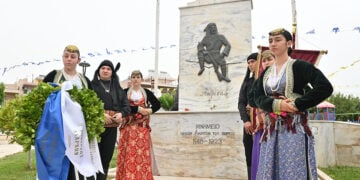 Το μνημείο στις Αχαρνές που είναι αφιερωμένο στους Ακρίτες του Πόντου (φωτ.: Facebook / Δήμος Αχαρνών)