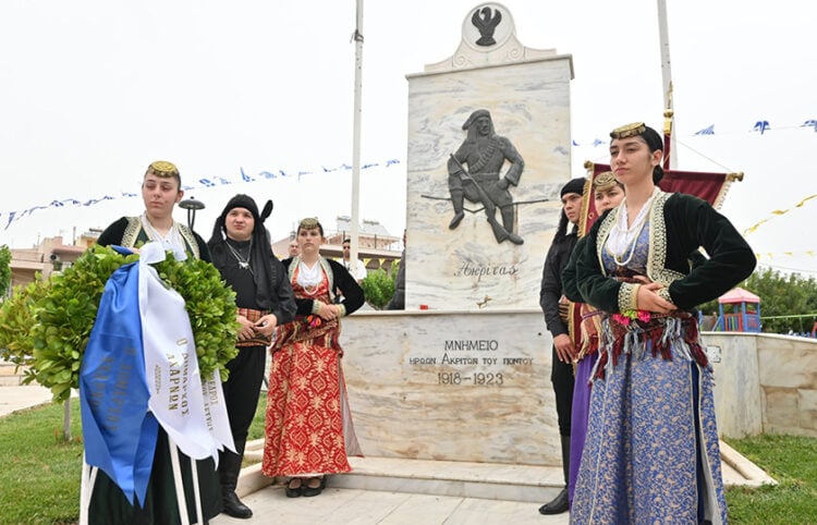 Το μνημείο στις Αχαρνές που είναι αφιερωμένο στους Ακρίτες του Πόντου (φωτ.: Facebook / Δήμος Αχαρνών)
