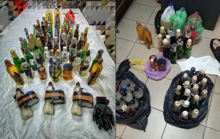 Δεκάδες μολότοφ έτοιμες για χρήση κατέσχεσαν οι αστυνομικοί (φωτ.: Ελληνική Αστυνομία)