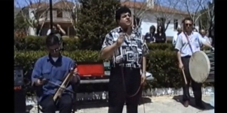Ο Στάθης Νικολαΐδης και ο Φάνης Κουρουκλίδης σε στιγμιότυπο από το βίντεο