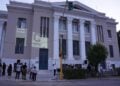 Με το «G» φωταγωγήθηκε το κεντρικό κτήριο της Περιφέρειας Βορείου Αιγαίου (φωτ.: stonisi.gr)