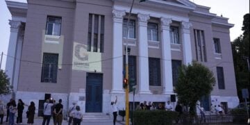 Με το «G» φωταγωγήθηκε το κεντρικό κτήριο της Περιφέρειας Βορείου Αιγαίου (φωτ.: stonisi.gr)