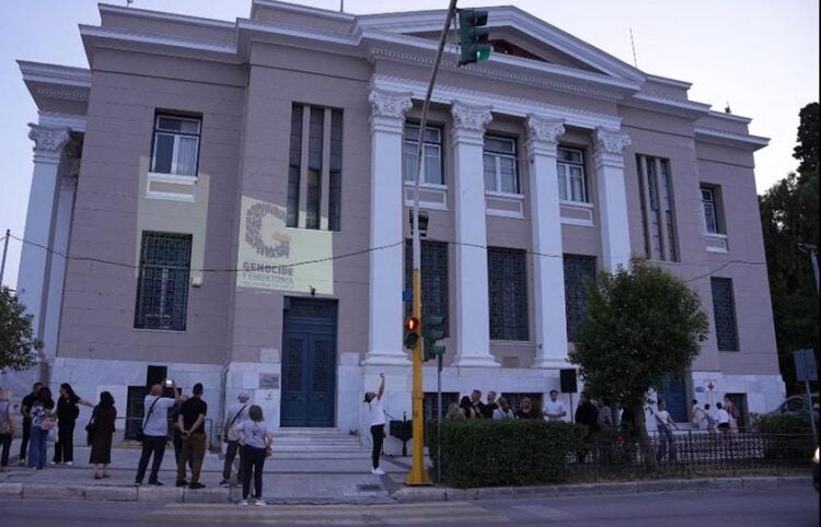 Με το «G» φωταγωγήθηκε το κεντρικό κτήριο της Περιφέρειας Βορείου Αιγαίου (φωτ.: stonisi.gr)