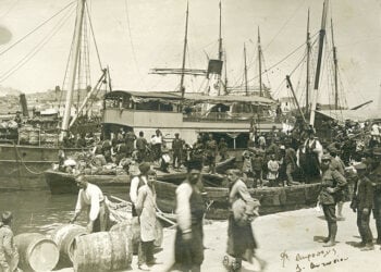Μυτιλήνη, 1914. Άφιξη ατμόπλοιων γεμάτα πρόσφυγες από τα παράλια της Μικράς Ασίας (πηγή: Φωτογραφικό Αρχείο ΙΕΕΕ–ΕΙΜ)