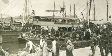 Μυτιλήνη, 1914. Άφιξη ατμόπλοιων γεμάτα πρόσφυγες από τα παράλια της Μικράς Ασίας (πηγή: Φωτογραφικό Αρχείο ΙΕΕΕ–ΕΙΜ)