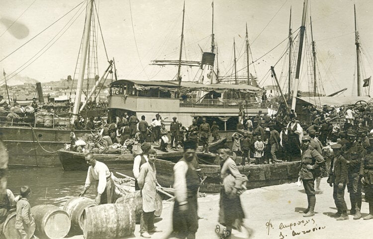 Μυτιλήνη, 1914. Άφιξη ατμόπλοιων γεμάτα πρόσφυγες από τα παράλια της Μικράς Ασίας (πηγή: Φωτογραφικό Αρχείο ΙΕΕΕ–ΕΙΜ)