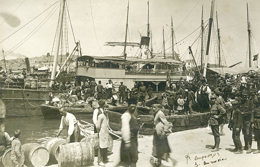 Μυτιλήνη, 1914. Άφιξη ατμόπλοιων γεμάτα πρόσφυγες από τα παράλια της Μικράς Ασίας (πηγή: Φωτογραφικό Αρχείο ΙΕΕΕ–ΕΙΜ)