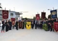 Όσοι και όσες συμμετείχαν στην πορεία στα Νέα Μουδανιά, με τα λάβαρα των σωματείων (φωτ.: Δήμος Νέας Προποντίδας)
