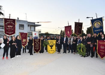 Όσοι και όσες συμμετείχαν στην πορεία στα Νέα Μουδανιά, με τα λάβαρα των σωματείων (φωτ.: Δήμος Νέας Προποντίδας)