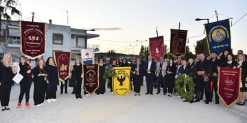 Όσοι και όσες συμμετείχαν στην πορεία στα Νέα Μουδανιά, με τα λάβαρα των σωματείων (φωτ.: Δήμος Νέας Προποντίδας)