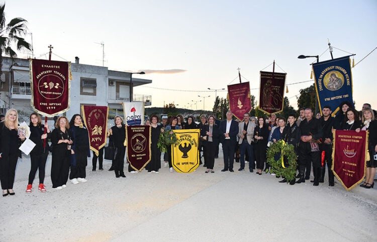 Όσοι και όσες συμμετείχαν στην πορεία στα Νέα Μουδανιά, με τα λάβαρα των σωματείων (φωτ.: Δήμος Νέας Προποντίδας)