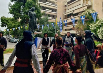 Ποντιακοί χοροί στο Μνημείο Γενοκτονίας Ποντιακού Ελληνισμού στην ομώνυμη πλατεία στην Άνω Νέα Σμύρνη (φωτ.: Facebook / Δήμητρα Νάνου)