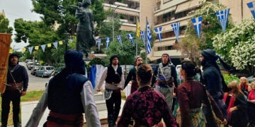 Ποντιακοί χοροί στο Μνημείο Γενοκτονίας Ποντιακού Ελληνισμού στην ομώνυμη πλατεία στην Άνω Νέα Σμύρνη (φωτ.: Facebook / Δήμητρα Νάνου)