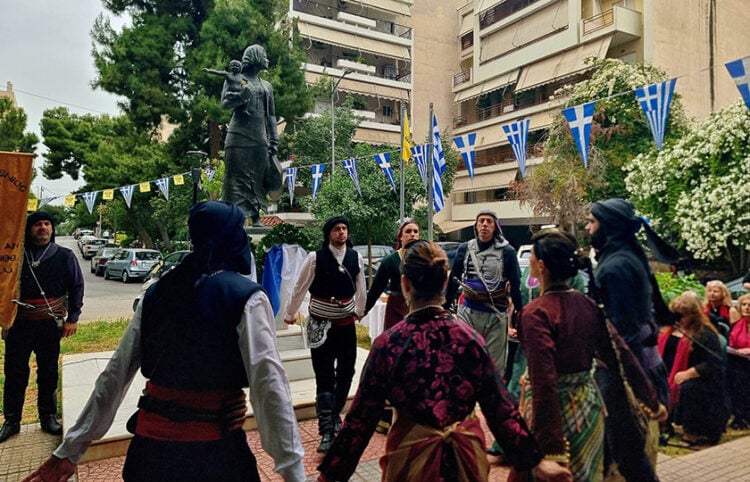 Ποντιακοί χοροί στο Μνημείο Γενοκτονίας Ποντιακού Ελληνισμού στην ομώνυμη πλατεία στην Άνω Νέα Σμύρνη (φωτ.: Facebook / Δήμητρα Νάνου)