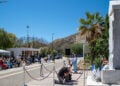 Ο Γιάννης-Βασίλης Γιαϊλαλί στο Μνημείο «Ξεριζωμός» που βρίσκεται στο Πάρκο Ποντιακού Ελληνισμού στη Νίκαια (φωτ.: Facebook / Δήμος Νίκαιας - Αγ. Ι. Ρέντη / Ορέστης Νικολαΐδης)