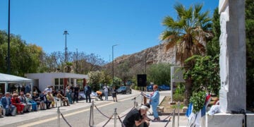Ο Γιάννης-Βασίλης Γιαϊλαλί στο Μνημείο «Ξεριζωμός» που βρίσκεται στο Πάρκο Ποντιακού Ελληνισμού στη Νίκαια (φωτ.: Facebook / Δήμος Νίκαιας - Αγ. Ι. Ρέντη / Ορέστης Νικολαΐδης)