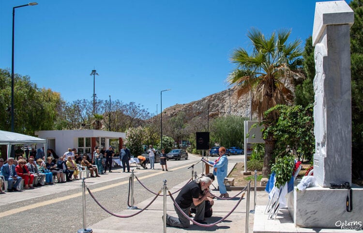 Ο Γιάννης-Βασίλης Γιαϊλαλί στο Μνημείο «Ξεριζωμός» που βρίσκεται στο Πάρκο Ποντιακού Ελληνισμού στη Νίκαια (φωτ.: Facebook / Δήμος Νίκαιας - Αγ. Ι. Ρέντη / Ορέστης Νικολαΐδης)