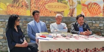 Στιγμιότυπο από την παρουσίαση του βιβλίου. Από αριστερά, οι χοροδιδάσκαλοι Ελένη Αλεξαντρίδου και Γιάννης Νικολαΐδης, ο συγγραφέας Νίκος Ζουρνατζίδης και ο συγγραφέας Σάββας Καλενετερίδης (φωτ.: ΑΠΕ-ΜΠΕ)