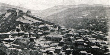 Άποψη της Νεοκαισάρειας από τα νότια. Στα αριστερά το κάστρο της πόλης (πηγή: travelogues.gr)