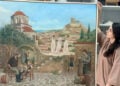 H Νίνα Ιωαννίδη με τον πίνακα που έγινε τοιχογραφία στη «Ρωμιοσύνη» (πηγή: vk.com)