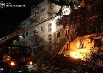 Πυροσβέστες σβήνουν τη φωτιά που προκλήθηκε από την επίθεση drone στην πόλη Μικολάιβ (φωτ.: Υπηρεσία Έκτακτων Αναγκών Μικολάιβ)