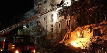 Πυροσβέστες σβήνουν τη φωτιά που προκλήθηκε από την επίθεση drone στην πόλη Μικολάιβ (φωτ.: Υπηρεσία Έκτακτων Αναγκών Μικολάιβ)