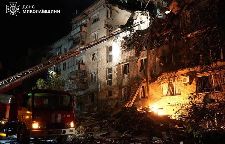 Πυροσβέστες σβήνουν τη φωτιά που προκλήθηκε από την επίθεση drone στην πόλη Μικολάιβ (φωτ.: Υπηρεσία Έκτακτων Αναγκών Μικολάιβ)