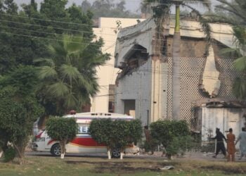 Διασώστες επιχειρούν σε σημείο πυραυλικής επίθεσης στο Μουρίντκε της επαρχίας Πουντζάπ του Πακιστάν (φωτ.: EPA/Rahat Dar)
