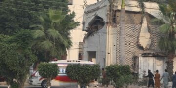 Διασώστες επιχειρούν σε σημείο πυραυλικής επίθεσης στο Μουρίντκε της επαρχίας Πουντζάπ του Πακιστάν (φωτ.: EPA/Rahat Dar)