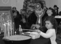 Η επόμενη γενιά Ελλήνων του Πόντου ανάβει ένα κερί για τους προγόνους της, ακόμη και στο μακρινό Σίδνεϊ (φωτ.: facebook/Syndesmos Connecting People and Their Stories)