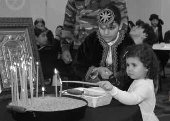 Η επόμενη γενιά Ελλήνων του Πόντου ανάβει ένα κερί για τους προγόνους της, ακόμη και στο μακρινό Σίδνεϊ (φωτ.: facebook/Syndesmos Connecting People and Their Stories)