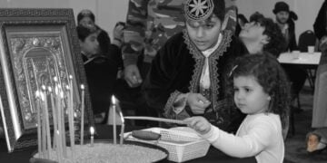 Η επόμενη γενιά Ελλήνων του Πόντου ανάβει ένα κερί για τους προγόνους της, ακόμη και στο μακρινό Σίδνεϊ (φωτ.: facebook/Syndesmos Connecting People and Their Stories)