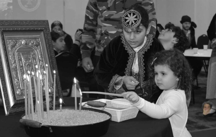 Η επόμενη γενιά Ελλήνων του Πόντου ανάβει ένα κερί για τους προγόνους της, ακόμη και στο μακρινό Σίδνεϊ (φωτ.: facebook/Syndesmos Connecting People and Their Stories)