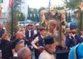 Στιγμιότυπο από την υποδοχή της εικόνας στον ναό του αγίου Ιερόθεου στο Περιστέρι (φωτ.: facebook / ΟΛΣΥ Ομοσπ. Λημνιακών Συλλόγων)
