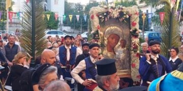Στιγμιότυπο από την υποδοχή της εικόνας στον ναό του αγίου Ιερόθεου στο Περιστέρι (φωτ.: facebook / ΟΛΣΥ Ομοσπ. Λημνιακών Συλλόγων)