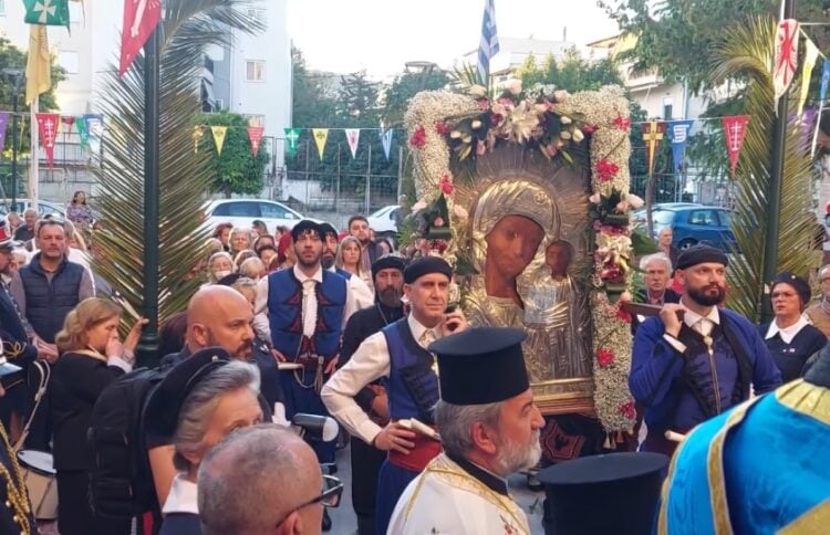 Στιγμιότυπο από την υποδοχή της εικόνας στον ναό του αγίου Ιερόθεου στο Περιστέρι (φωτ.: facebook / ΟΛΣΥ Ομοσπ. Λημνιακών Συλλόγων)
