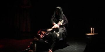 Στιγμιότυπο από την παράσταση «Τα πάθη τα σεπτά», στη σκηνή του Θεσσαλικού Θεάτρου «Κώστας Τσιάνος» (φωτ.: Facebook / Σύλλογος Ποντίων Λάρισας / Ειρήνη Βασίλη)