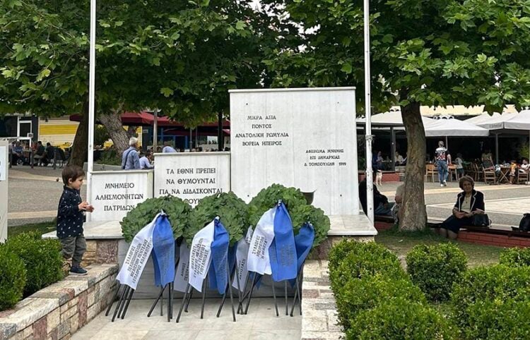 Το Κενοτάφιο των Θυμάτων των Αλησμόνητων Πατρίδων στην Πλατεία Μικρασιατών του Δήμου Πεντέλης (φωτ.: Facebook / Μικρασιατικός Πολιτιστικός Σύλλογος Μελισσίων «Αγ. Γεώργιος Γκιούλμπαξε»)