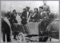 Οι ήχοι της ποντιακής λύρας δεν σταματούσαν ούτε πάνω στις άμαξες (φωτ.: Αρχείο Κ. Φωτιάδη/«Επτά Ημέρες» / Καθημερινή)