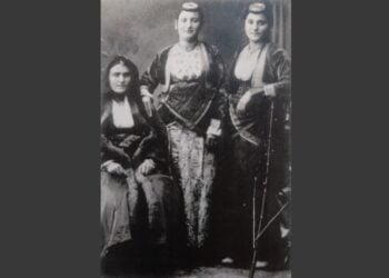 Γυναίκες της Κρώμνης με τοπικές γιορτινές ενδυμασίες (φωτ.: «Η Έξοδος», τόμος Θ', Βιβλιοθήκη Μνήμης της «Καθημερινής»)
