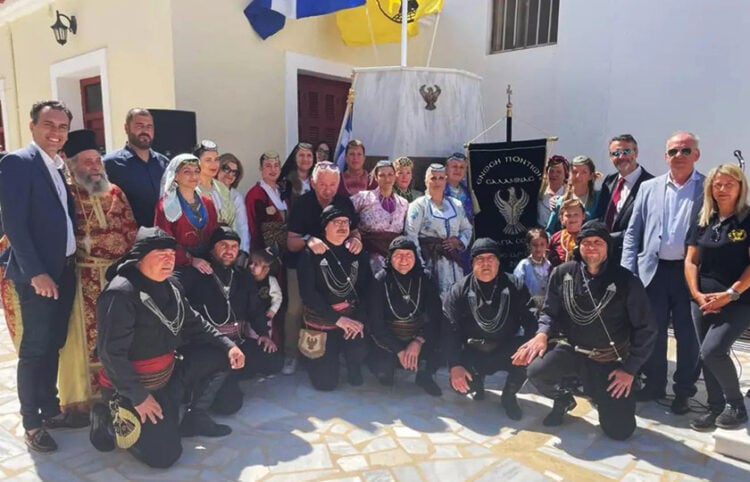 Μέλη της Ένωσης Ποντίων Σαλαμίνας (φωτ.: salamina-press.gr)
